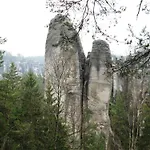 Nyaraló House In The Rocks